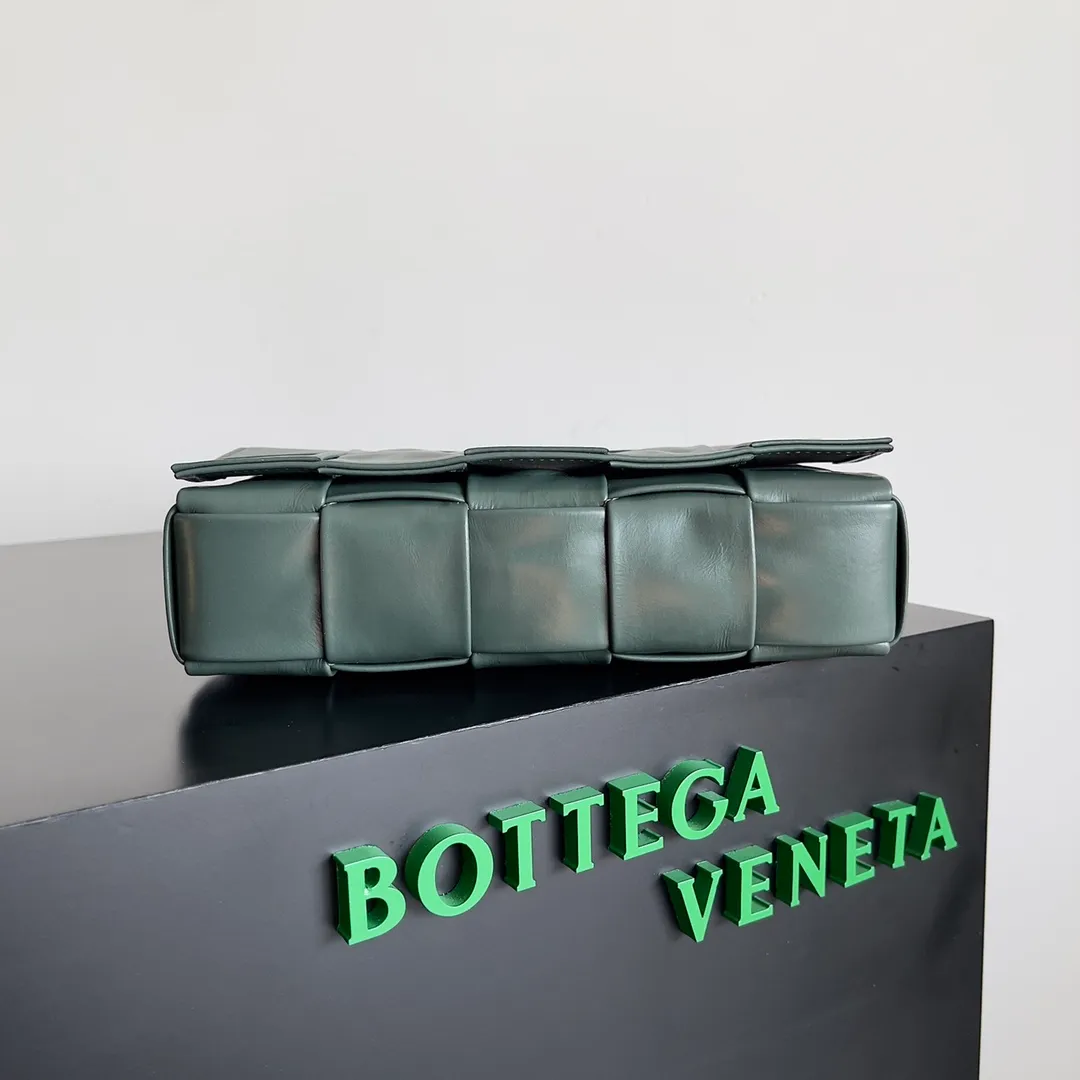 Batch 1680 𝒃𝒐𝒕𝒕𝒆𝒈𝒂 𝒗𝒆𝒏𝒆𝒕𝒂-New style 𝒄𝒂𝒔𝒔𝒆𝒕𝒕𝒆 The new cassette is really for both men and women🉑️, the leather surface is changed from lamb to waxed calfskin, the gloss is💯, the shoulder straps are matched with classic triangle elements, exquisite and fashionable, a street photography artifact (ps: super practical‼️)🌈Only the highest-end in the market, welcome to compare🆚 Size: 23*15*5cm.      Model: 667298